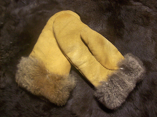 How to: Make Buckskin Mittens 